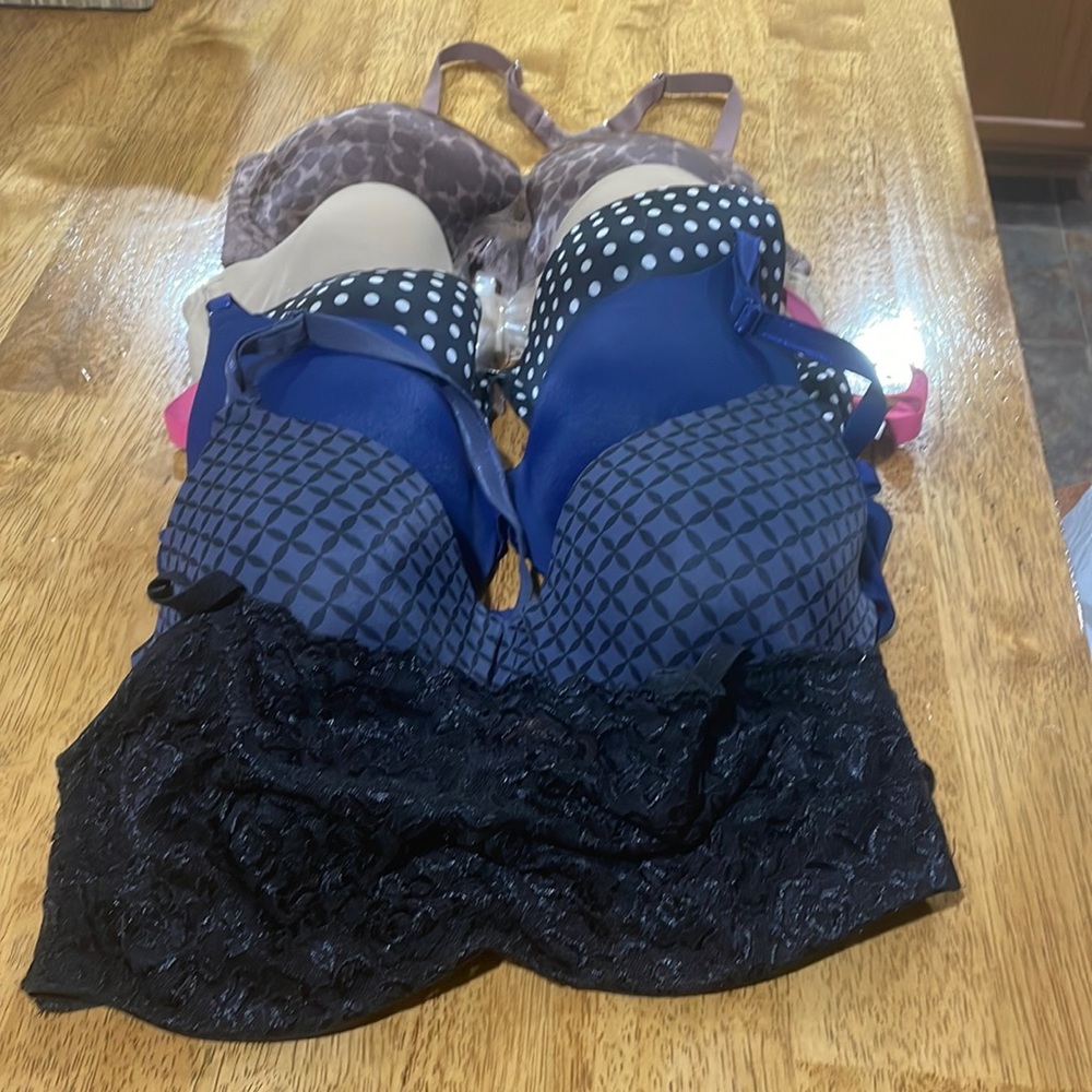 Lot of six 34C bras.